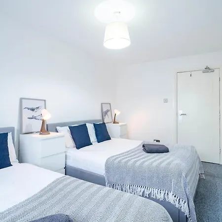 Modern 3-bedroom In Leeds Centre - Sleeps 6 * Elland