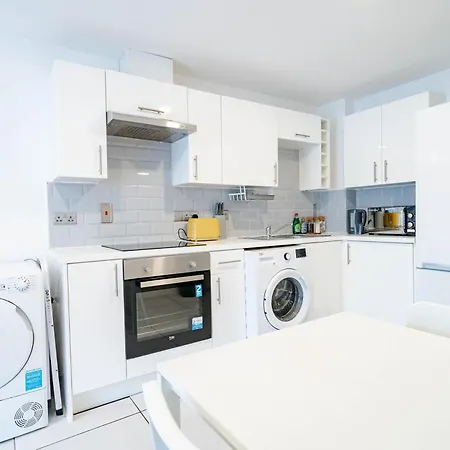 Modern 3-bedroom In Leeds Centre - Sleeps 6 *