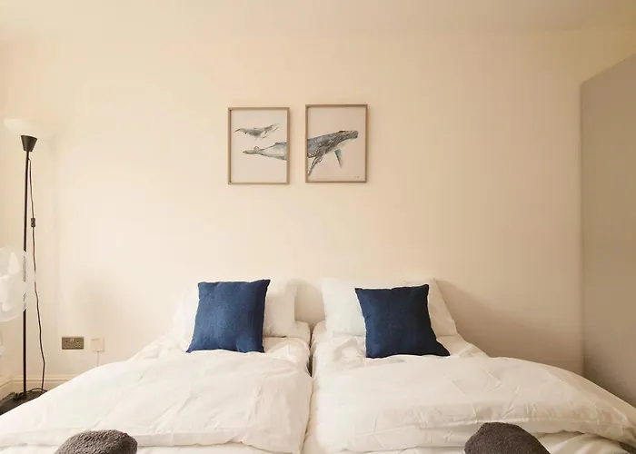 Modern 3-bedroom In Leeds Centre - Sleeps 6 * Elland