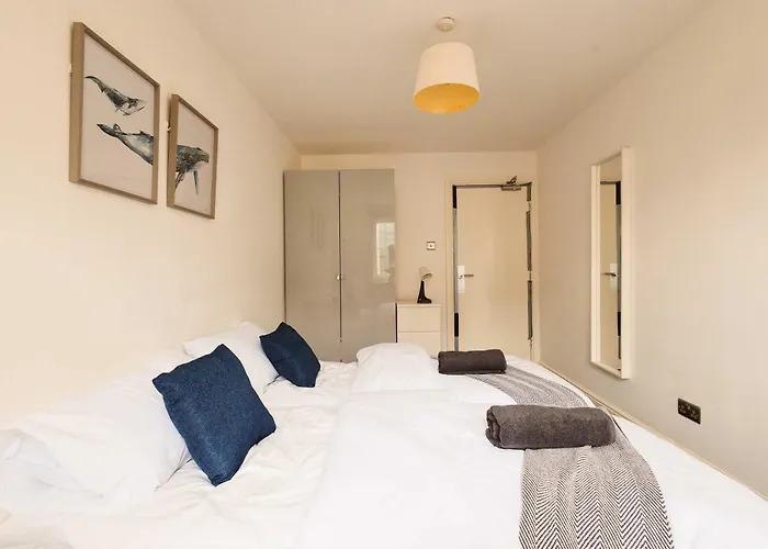 Modern 3-bedroom In Leeds Centre - Sleeps 6 * Elland