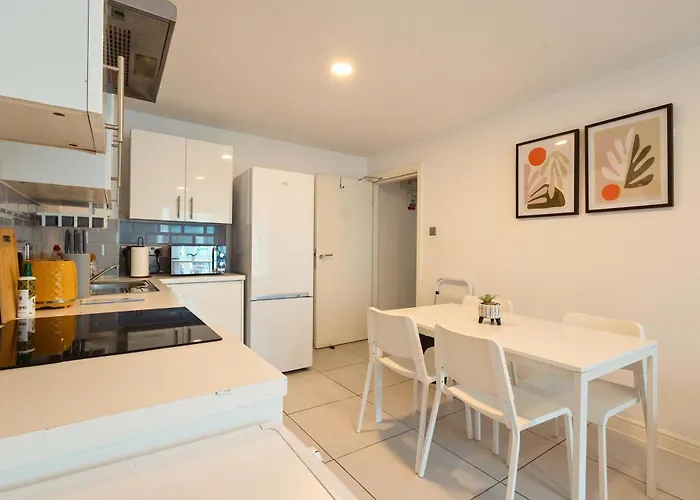 Modern 3-bedroom In Leeds Centre - Sleeps 6 *