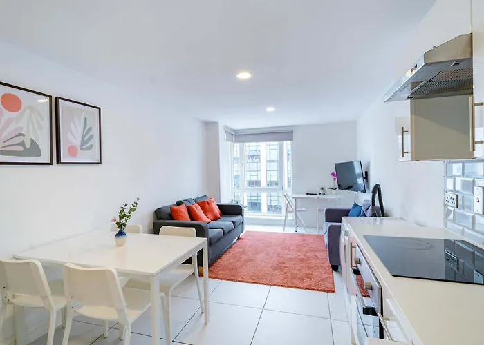 Modern 3-bedroom In Leeds Centre - Sleeps 6 *