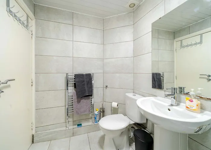 Modern 3-bedroom In Leeds Centre - Sleeps 6 Elland