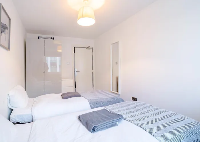 Modern 3-bedroom In Leeds Centre - Sleeps 6 Elland