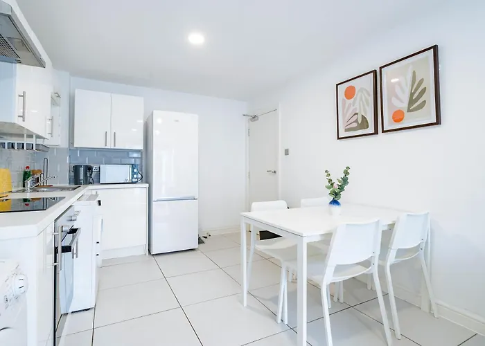 Modern 3-bedroom In Leeds Centre - Sleeps 6 Elland